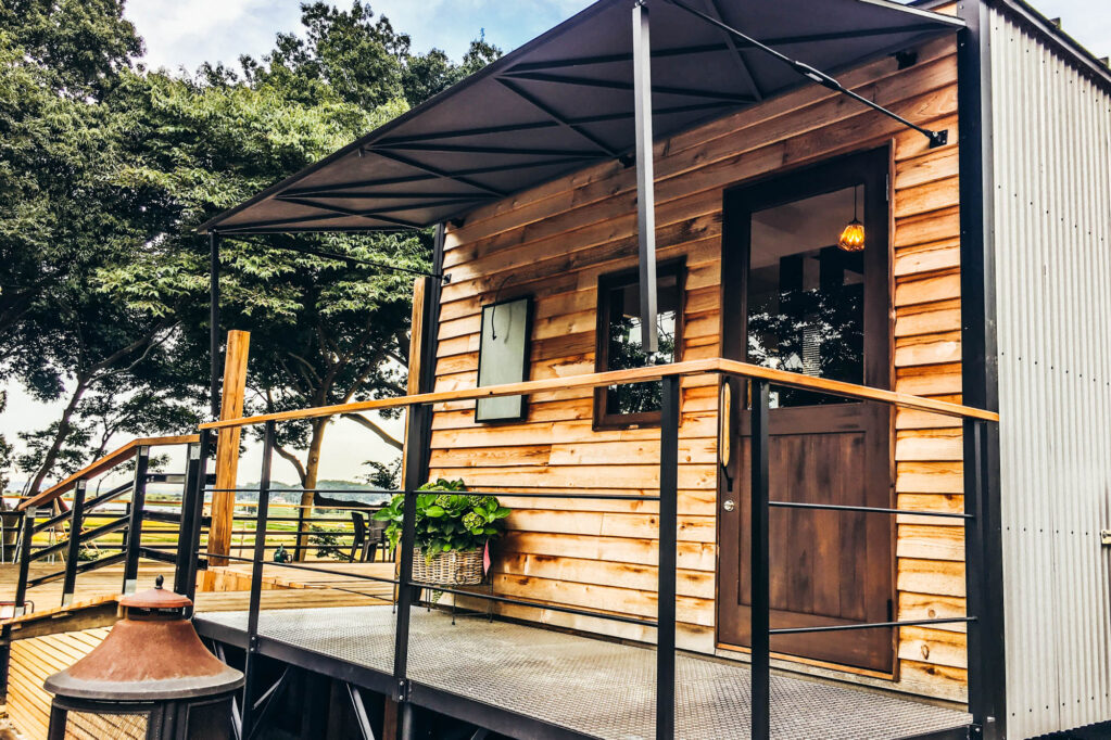 オーニングとテラスのあるトレーラーハウスカフェの入り口