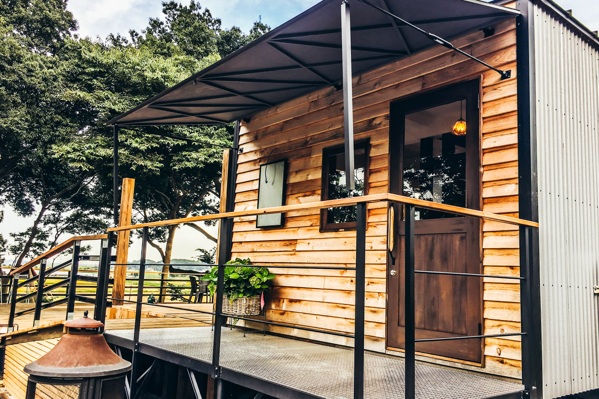 オーニングとテラスのあるトレーラーハウスカフェの入り口